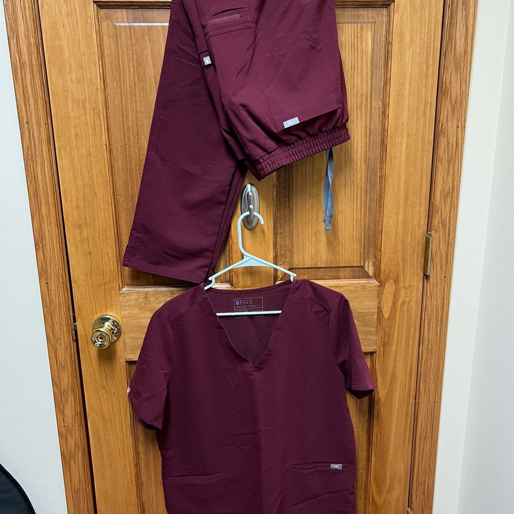 FIGS maroon scrub set - L top/L bottoms
